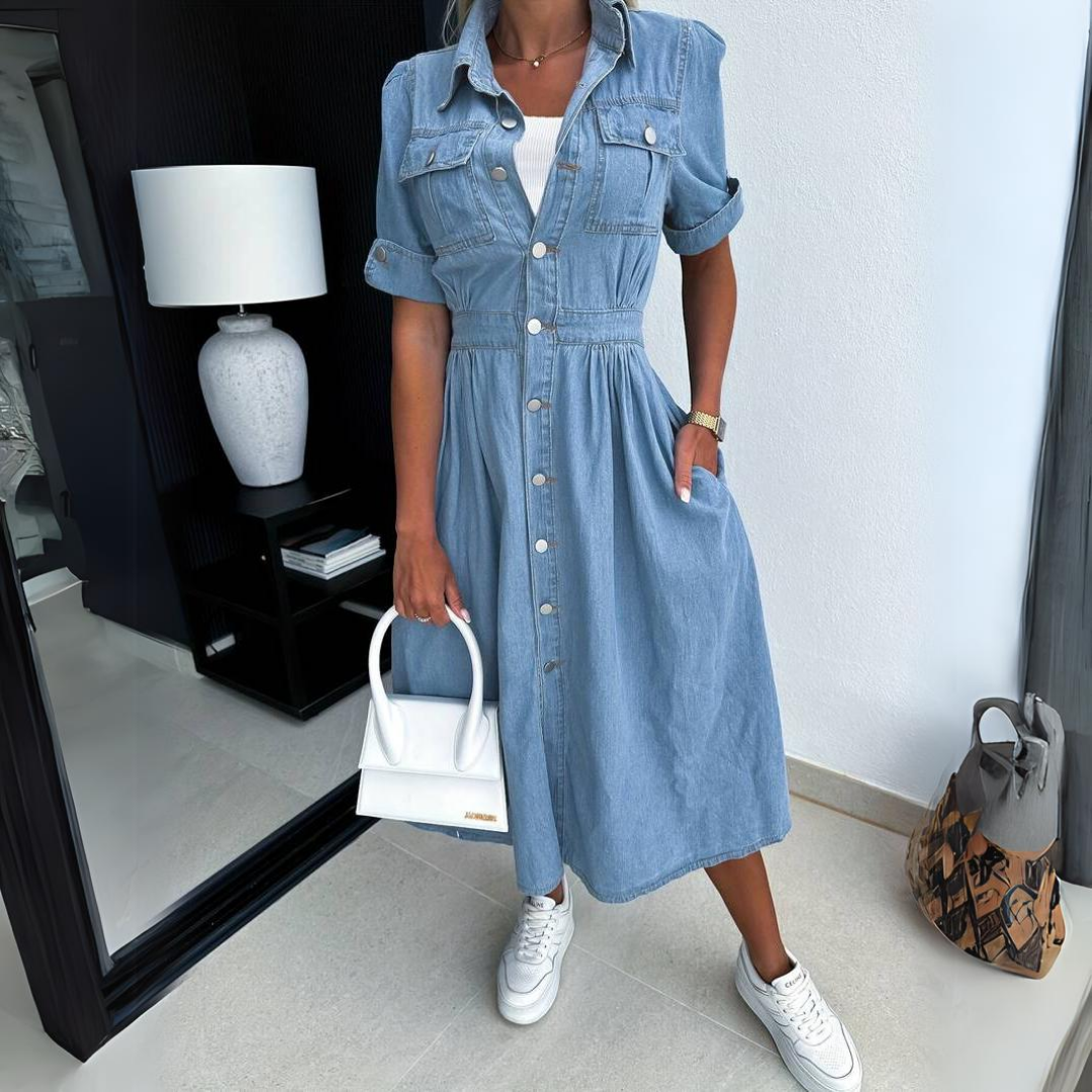 https://cdn.shopify.com/s/files/1/0940/1260/4742/files/image_280_Alissa__Trendy_Dames_Denim_Jurk_0_d4f3068f-16c0-4180-96a7-07f147b4205a.png?v=1746446711